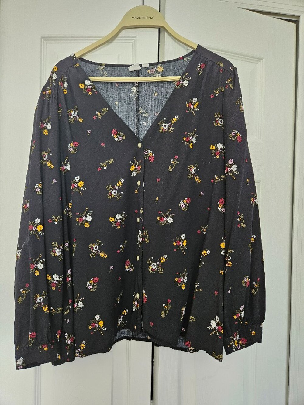 Black Long-Sleeved V-Neck Floral Pattern Button-Down Blouse